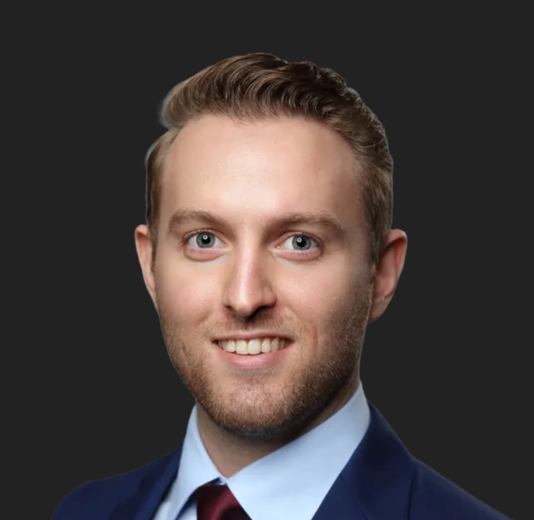 Clos-up photo of a man wearing a suit and smiling